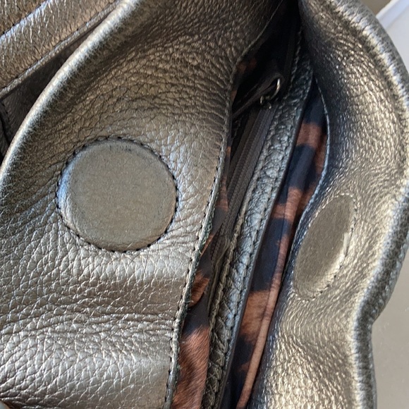 B. MAKOWSKY crossbody gray metallic silver leather bag - Picture 6 of 12